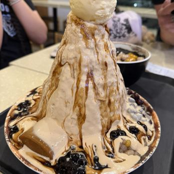 Meet Fresh - Black Sugar Boba Milky Shaved Ice / 黑糖珍珠奶茶冰 - Desserts Near Me - Houston, Texas Meet Fresh - Black Sugar Boba Milky Shaved Ice / 黑糖珍珠奶茶冰 - Desserts Near Me - Houston, Texas