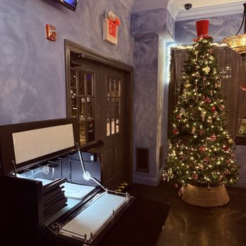 Nikolas Pizza - Dining room decor - Pizza Near Me - Newport, Rhode Island Nikolas Pizza - Dining room decor - Pizza Near Me - Newport, Rhode Island