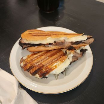 Mo’s on Main - Garlic beef sandwich - Southern Near Me - Huntingdon, Tennessee