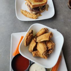 Square Burger - Patty Melt & Wings for lunch