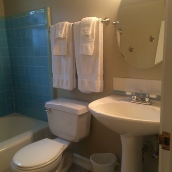 Chien Blanc Bungalows - Avignon Bathroom - Vacation Rentals Near Me - Calistoga, California