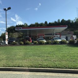Exxon-Little's Convenience Store 940 - From the road