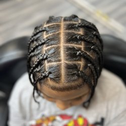 Royal Fades Studio & Barbershop - Single plaits