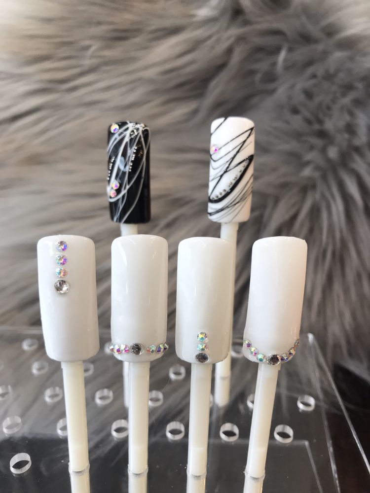 Nails by Fannie Logo