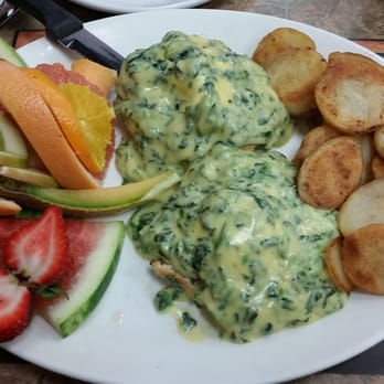 Tutti Frutti - Eggs Benny with spinach. Not what I expected but o.k - Breakfast & Brunch Near Me - Quebec City, Quebec