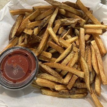 Ol' Pot Hole - Fries with garlic salt. They had other seasonings like Cajun, southwest, and lemon pepper! - Food Trucks Near Me - Tucson, Arizona
