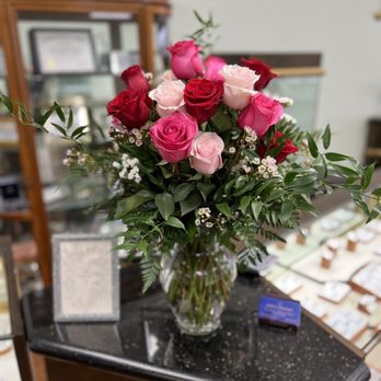Sparrows Florist - Mixed Light Pink, Hot Pink, and Red Roses Flowers Delivered in Madison AL - Florists Near Me - Madison, Alabama Sparrows Florist - Mixed Light Pink, Hot Pink, and Red Roses Flowers Delivered in Madison AL - Florists Near Me - Madison, Alabama