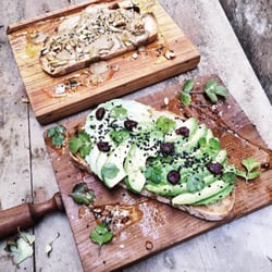Espai Joliu - Tostada con aguacate y tahini. La foto es del Instagram de Espai Joliu.