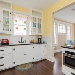 Sunflower Retreat - Full kitchen and in the Into the Mystic suite. Clean and charming.