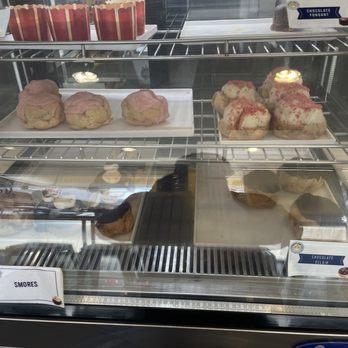 Beard Papa's - Display window - Bakeries Near Me - Los Angeles, California