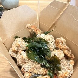 Popcorn chicken topped with fried basil Popcorn chicken topped with fried basil
