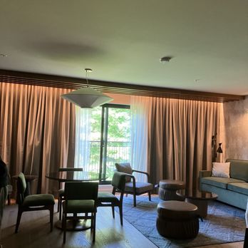 Hôtel-Musée Premières Nations - Seating area in room - Hotels Near Me - Wendake, Quebec Hôtel-Musée Premières Nations - Seating area in room - Hotels Near Me - Wendake, Quebec