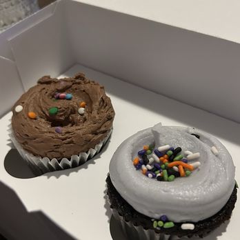 Magnolia Bakery - Chocolate Cupcakes w/ Chocolate Buttercream Chocolate Cupcakes w/ Vanilla Buttercream - Bakeries Near Me - Los Angeles, California Magnolia Bakery - Chocolate Cupcakes w/ Chocolate Buttercream Chocolate Cupcakes w/ Vanilla Buttercream - Bakeries Near Me - Los Angeles, California