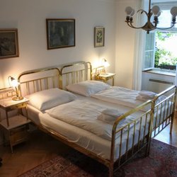 Hotel at the Big Boot - Room with king bed
