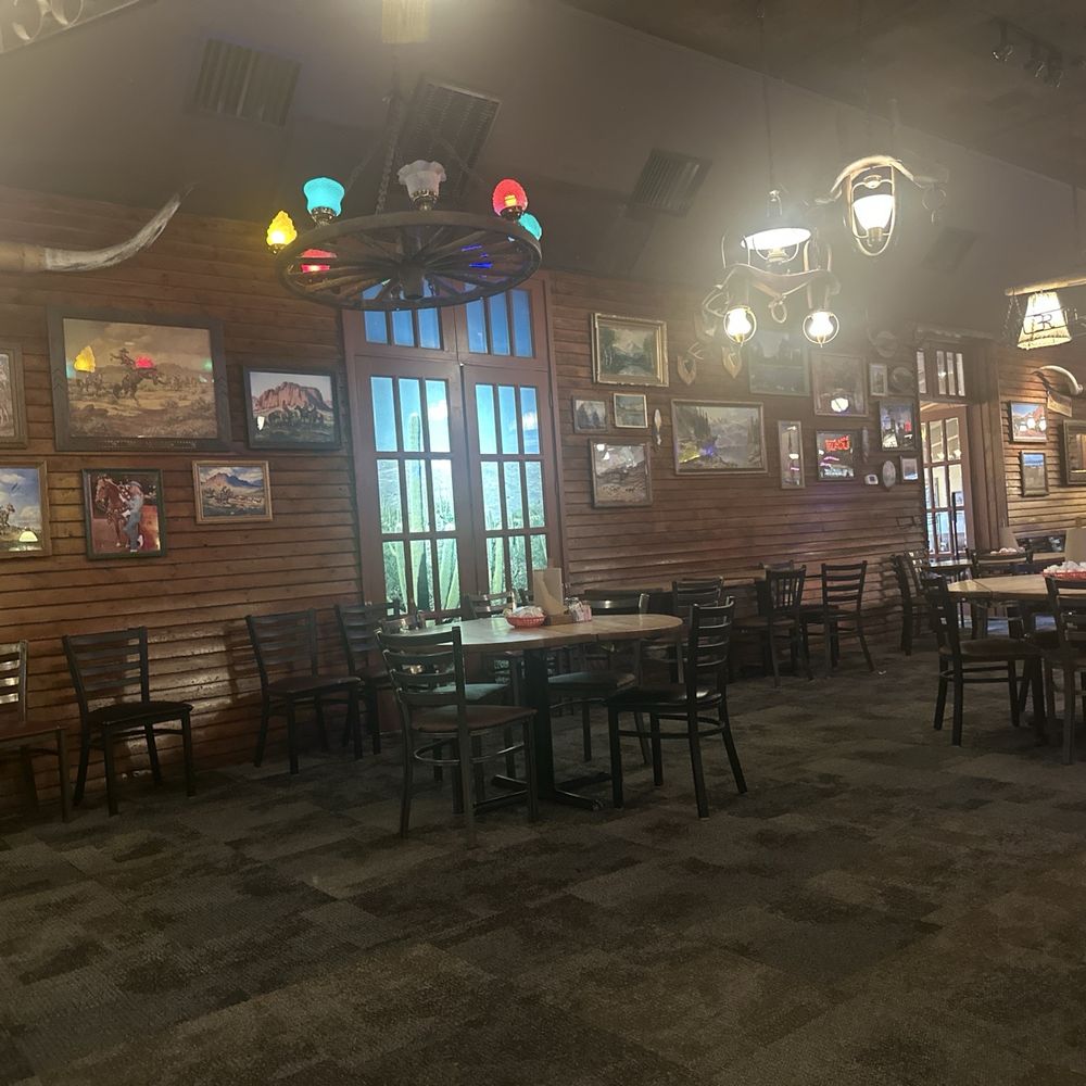The State Line - Main dining area - Barbeque Near Me - El Paso, Texas