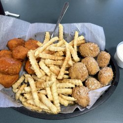 Amateur's Bar 'N Grill - Wings