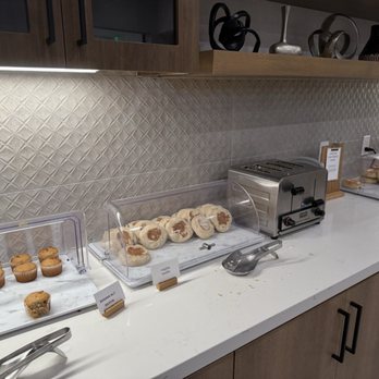 SpringHill Suites by Marriott Valencia - Breakfast bread - Hotels Near Me - Valencia, California SpringHill Suites by Marriott Valencia - Breakfast bread - Hotels Near Me - Valencia, California