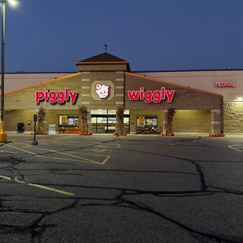 Laatsch's Piggly Wiggly - exterior - Grocery Near Me - Kewaskum, Wisconsin Laatsch's Piggly Wiggly - exterior - Grocery Near Me - Kewaskum, Wisconsin
