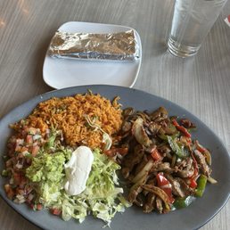 Lunchtime steak fajitas, very good! Lunchtime steak fajitas, very good!