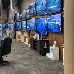 Electronic Express - TV demo wall showcasing dozens of different TVs and their quality