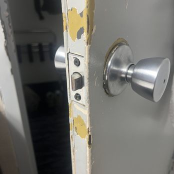 Glenstone Lodge - Door to bathroom.  Does not close - Hotels Near Me - Gatlinburg, Tennessee