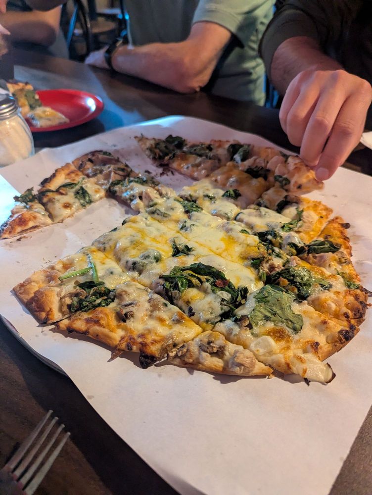 Grandpa's Pizza & Grill Logo