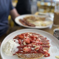 Eggsburgh - Strawberry pancakes