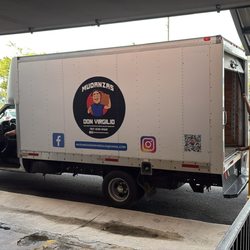 Mudanzas Don Virgilio - El truck que usaron para mudar mis cosas y proteger que no se mojaran de las lluvias de la isla.