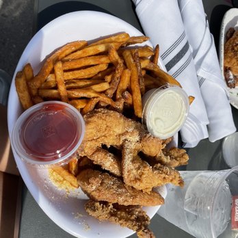 Nashville Underground - Garlic Parm chicken tenders and fries - Bars Near Me - Nashville, Tennessee Nashville Underground - Garlic Parm chicken tenders and fries - Bars Near Me - Nashville, Tennessee