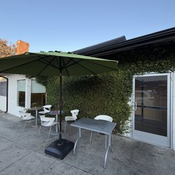 Menchie's - Sherman Oaks - Outdoor seating