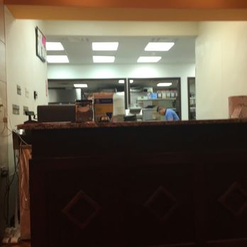 Singas Famous Pizza - Front counter - Pizza Near Me - Parsippany, New Jersey