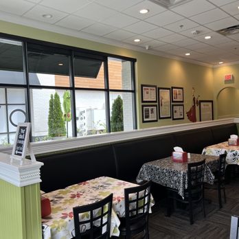 Chicken Salad Chick - tables and chairs in a restaurant - Southern Near Me - Dunwoody, Georgia Chicken Salad Chick - tables and chairs in a restaurant - Southern Near Me - Dunwoody, Georgia