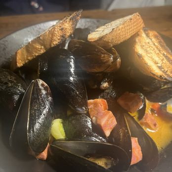 Landmark Tavern at Stone House - Steamed Mussels - American Near Me - Warren, New Jersey