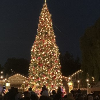 Knott's Merry Farm - Christmas Tree - Amusement Parks Near Me - Buena Park, California Knott's Merry Farm - Christmas Tree - Amusement Parks Near Me - Buena Park, California