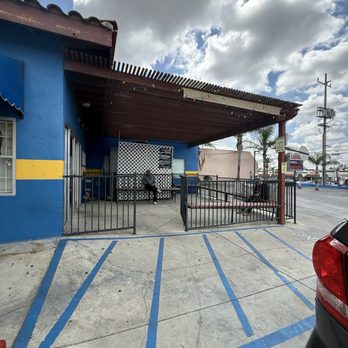 Sylmar Car Wash - Waiting area - Car Wash Near Me - Sylmar, California Sylmar Car Wash - Waiting area - Car Wash Near Me - Sylmar, California