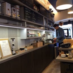 Barista making a fresh fruit smoothie