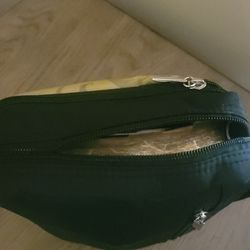 African American Expressions - Poor quality bible organizer. the zipper will not hold together.
