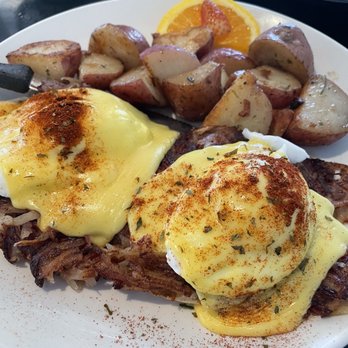 Sweet E's Cafe - Corned beef hash Benedict - Cafes Near Me - Honolulu, Hawaii Sweet E's Cafe - Corned beef hash Benedict - Cafes Near Me - Honolulu, Hawaii