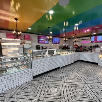 Sundae Donuts Montauk - Inside - Bakeries Near Me - Montauk, New York