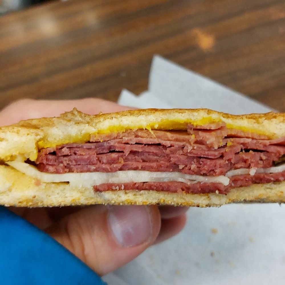 Le sandwich bologne et salami avec fromage swiss Le sandwich bologne et salami avec fromage swiss