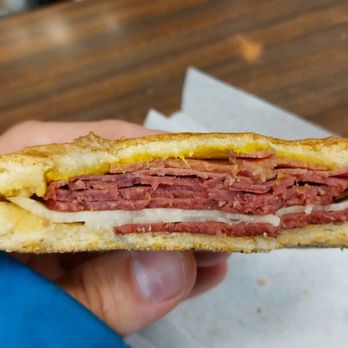 Wilensky - Le sandwich bologne et salami avec fromage swiss - Delis Near Me - Montreal, Quebec Wilensky - Le sandwich bologne et salami avec fromage swiss - Delis Near Me - Montreal, Quebec