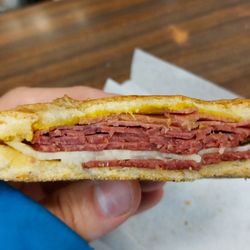 Wilensky - Le sandwich bologne et salami avec fromage swiss