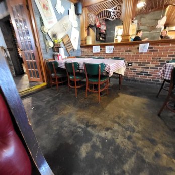 Riverside BBQ & Grill - Dining area - Burgers Near Me - Quincy, Illinois Riverside BBQ & Grill - Dining area - Burgers Near Me - Quincy, Illinois