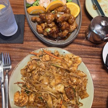 MiYa Chinese - MiYa Combo Hand-Pulled Noodles General Tsos Chicken and Garlic Shrimp with Vegetables - Chinese Near Me - Dallas, Texas