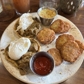 Le Papagayo - Chili Verde Benedict - Breakfast & Brunch Near Me - Encinitas, California Le Papagayo - Chili Verde Benedict - Breakfast & Brunch Near Me - Encinitas, California