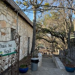 Chill's on the Creek - Walk way to entrance