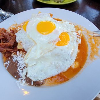Natura - Chiliquilles rojas, extra egg and baxon - Vegetarian Near Me - Cancún, ROO