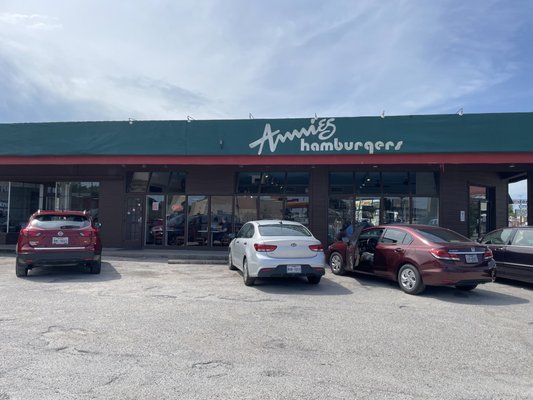 Annies Hamburgers by null