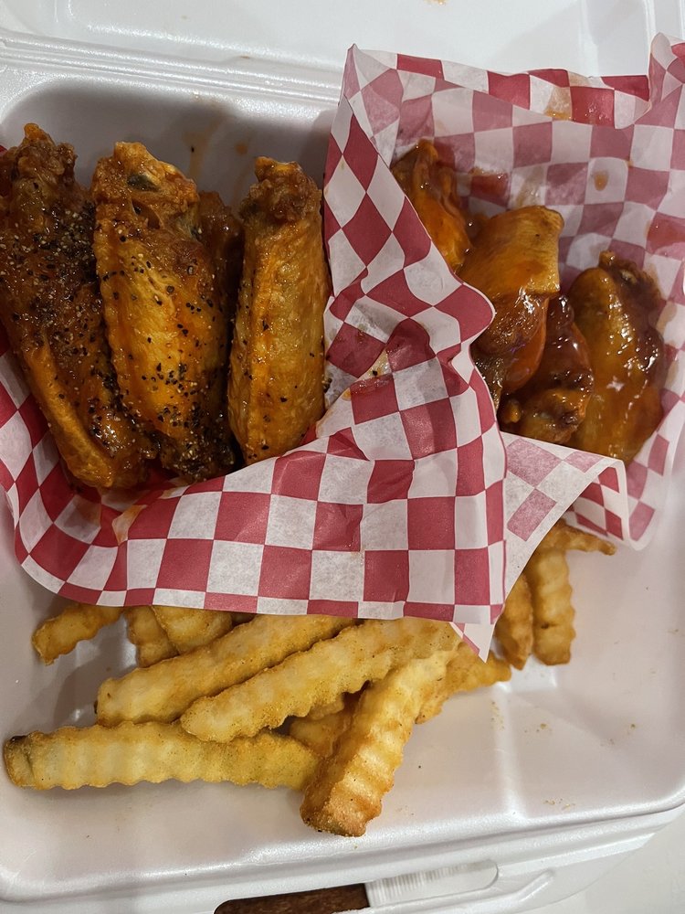 Chianti’s Wings and Things Logo