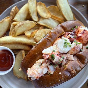 Monarch Ocean Pub - Lobster roll - Gastropubs Near Me - Del Mar, California
